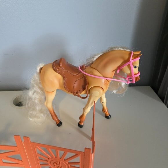 Barbie Horse and Corral - Picture 4 of 6